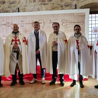 Dopo 700 anni, i Templari tornano ad Assisi e portano per la prima volta la Sacra Sindone di Torino in esposizione.