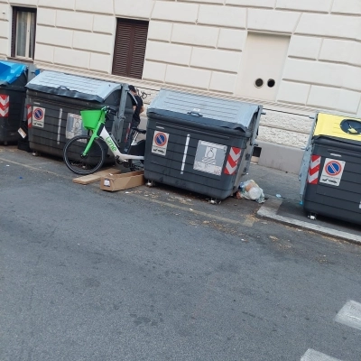 Rifiuti in terra e veicoli abbandonati, il caos a Roma denunciato dall'Italia dei Diritti