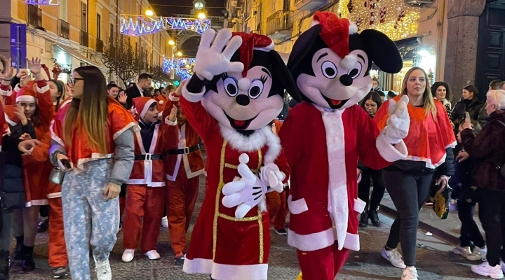 Natale 2022, la festa degli Istituti “Mille Colori” e “La Favola” in via Roma ad Aversa