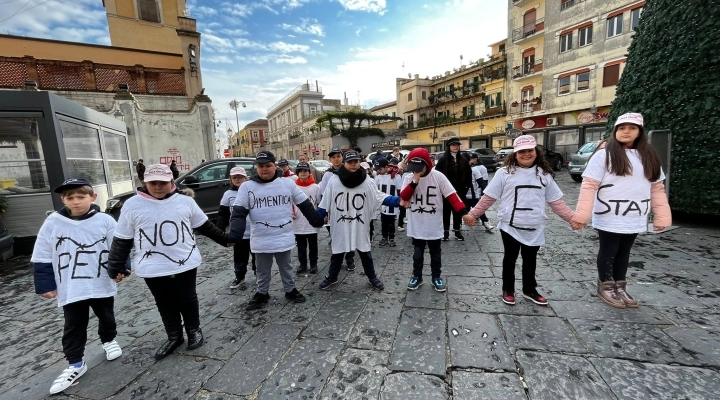 Shoah, istituto “Mille Colori”: alunni hanno percorso via Roma sulle note de “La vita è bella”