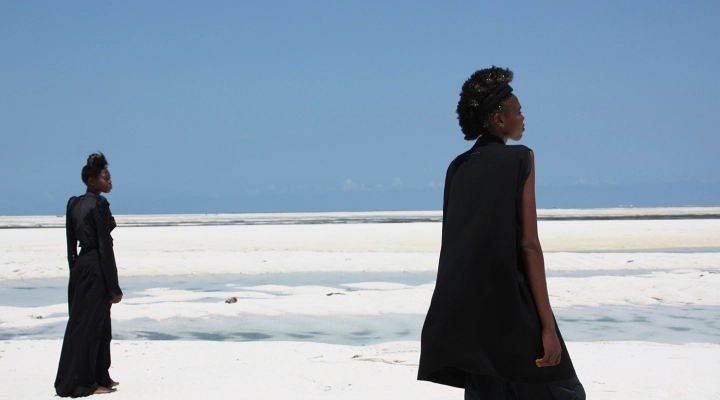 Dopo Roma, la mostra Santafrika di Sant’Era e Sabrina Poli approda in Kenya nella suggestiva isola di Manda