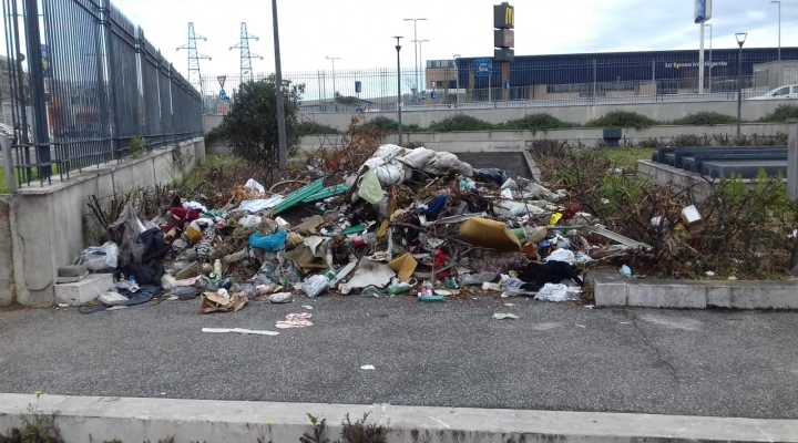 Italia dei Diritti denuncia ancora cumuli di rifiuti a Roma e pretende più impegno nell'amministrare la città