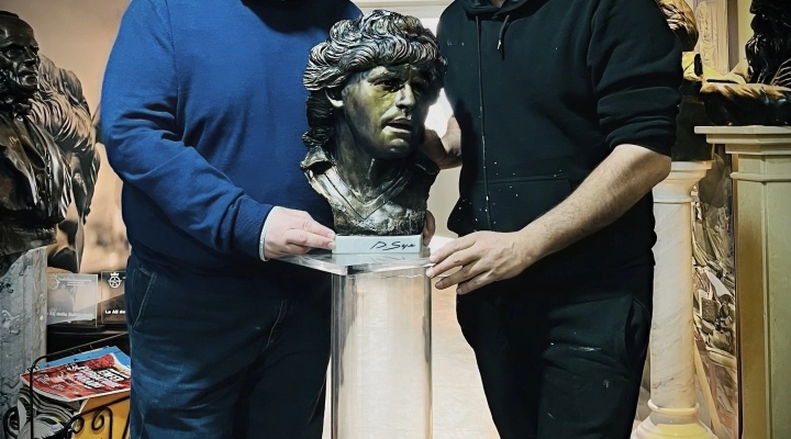 Domenico Sepe dona il “volto di Maradona” alla Biblioteca Sociale Giacomo Leopardi di Casalnuovo