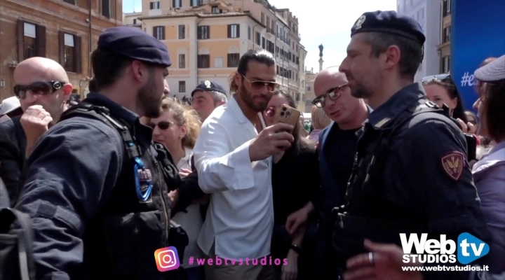 Can Yaman alla Festa della Polizia a Piazza di Spagna