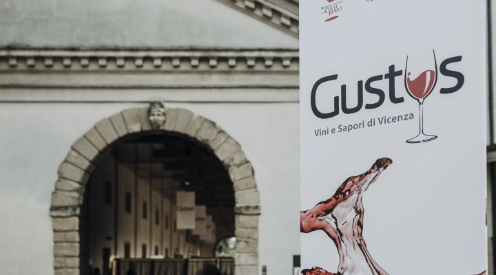 Gustus – Vini e Sapori di Vicenza: la Doc Colli Berici celebra i 50 anni con musica, degustazioni e finger food