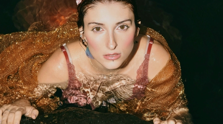 La cantautrice Papiro torna con il nuovo singolo 