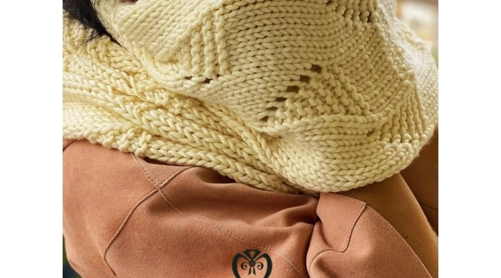 Le tendenze della moda invernale 2023-2024 strizzano l’occhio al lavoro a maglia con capi in lana fatti a mano