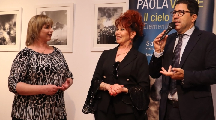 Grande successo per l’inaugurazione della mostra fotografica di Paola Volpe a Ferrara con tanti ospiti