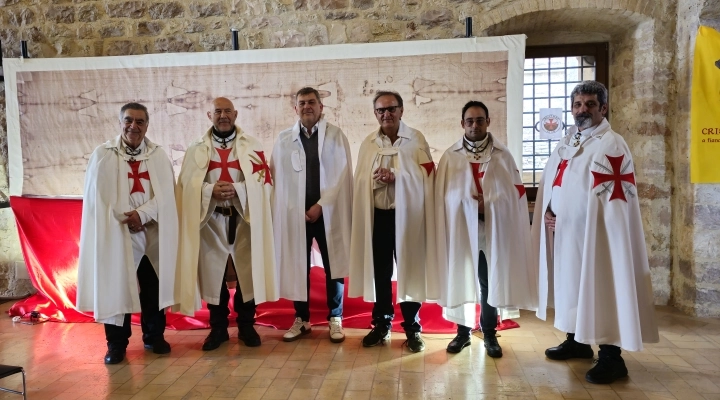Dopo 700 anni, i Templari tornano ad Assisi e portano per la prima volta la Sacra Sindone di Torino in esposizione.